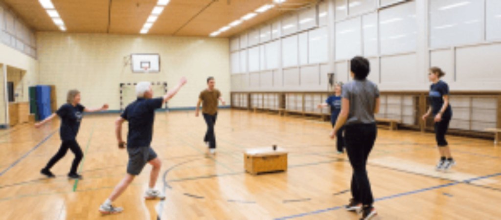 Gruppe beim Freizeitsport in einer Sporthalle